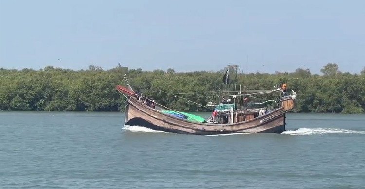 নৌকাসহ বাংলাদেশি ১২ জেলেকে ধরে নিয়ে গেল আরাকান আর্মি